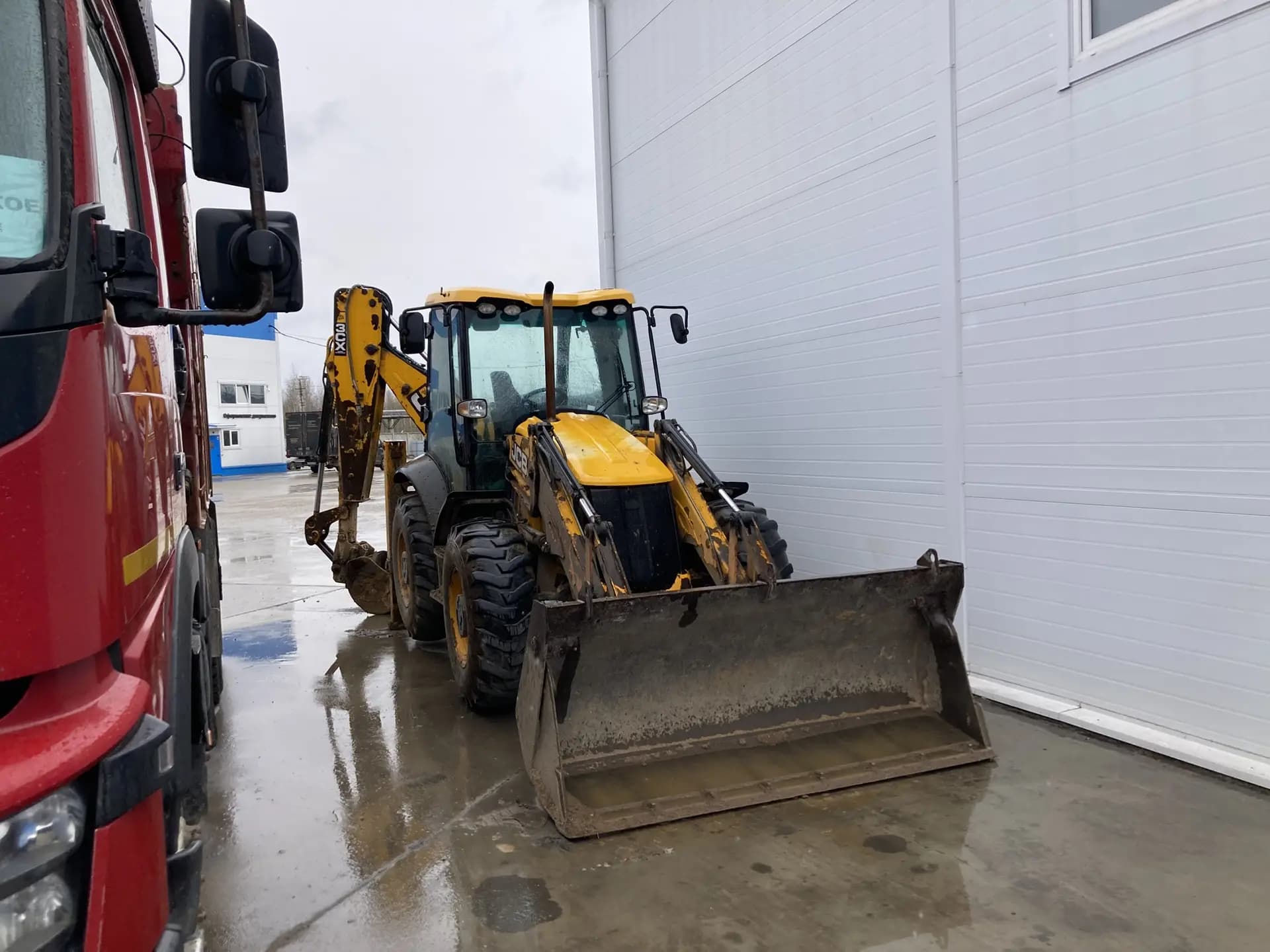 Трактор JCB на погрузке мусора в Ступино