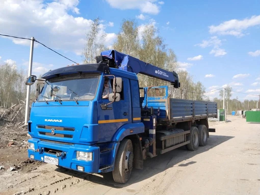 КАМАЗ-65117 с краном-манипулятором для самопогрузки контейнеров